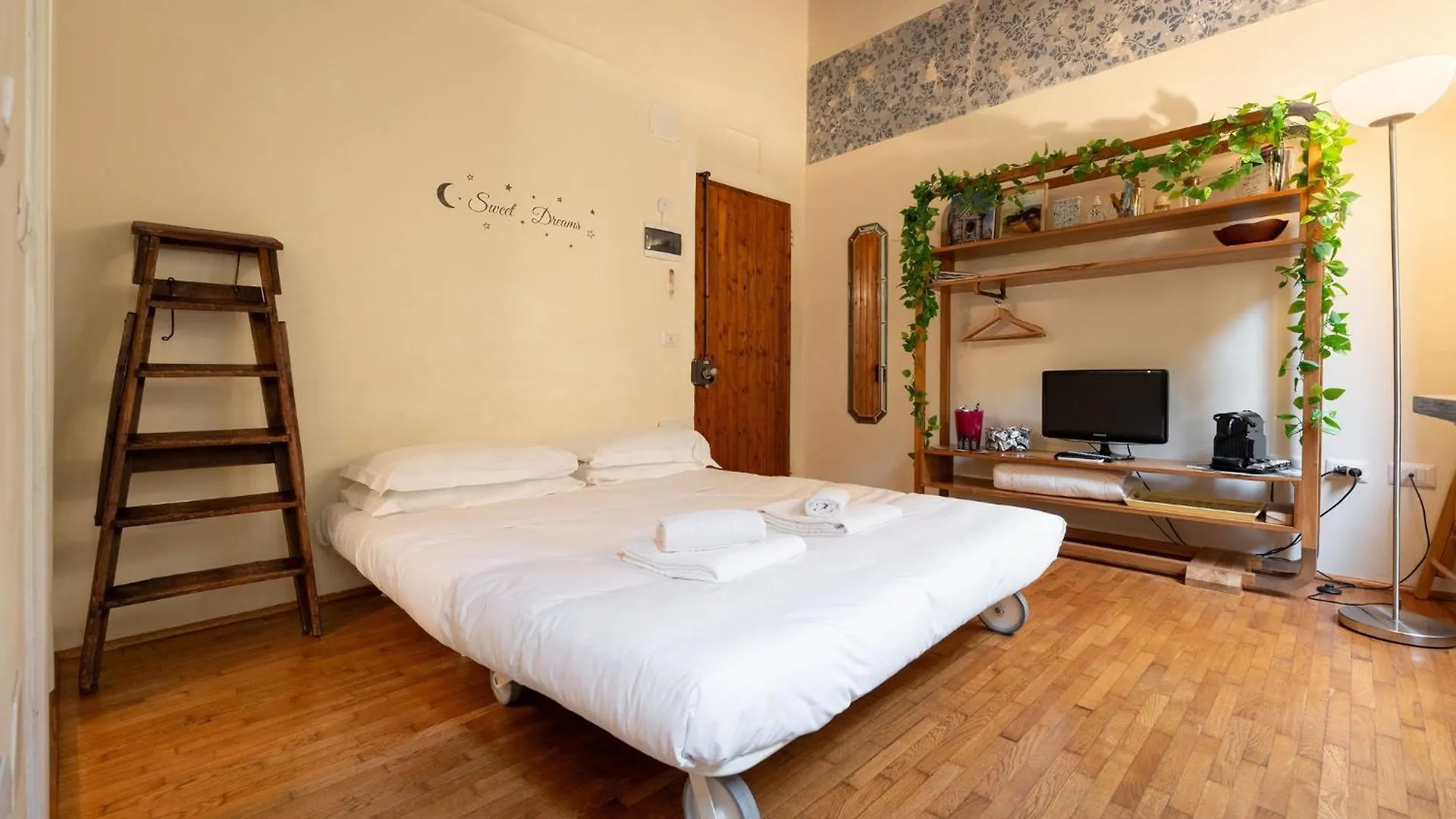 Via Benedetta, 13 - Florence Charming Apartments - Florentine Gem Steps From Station - Prime Spot!