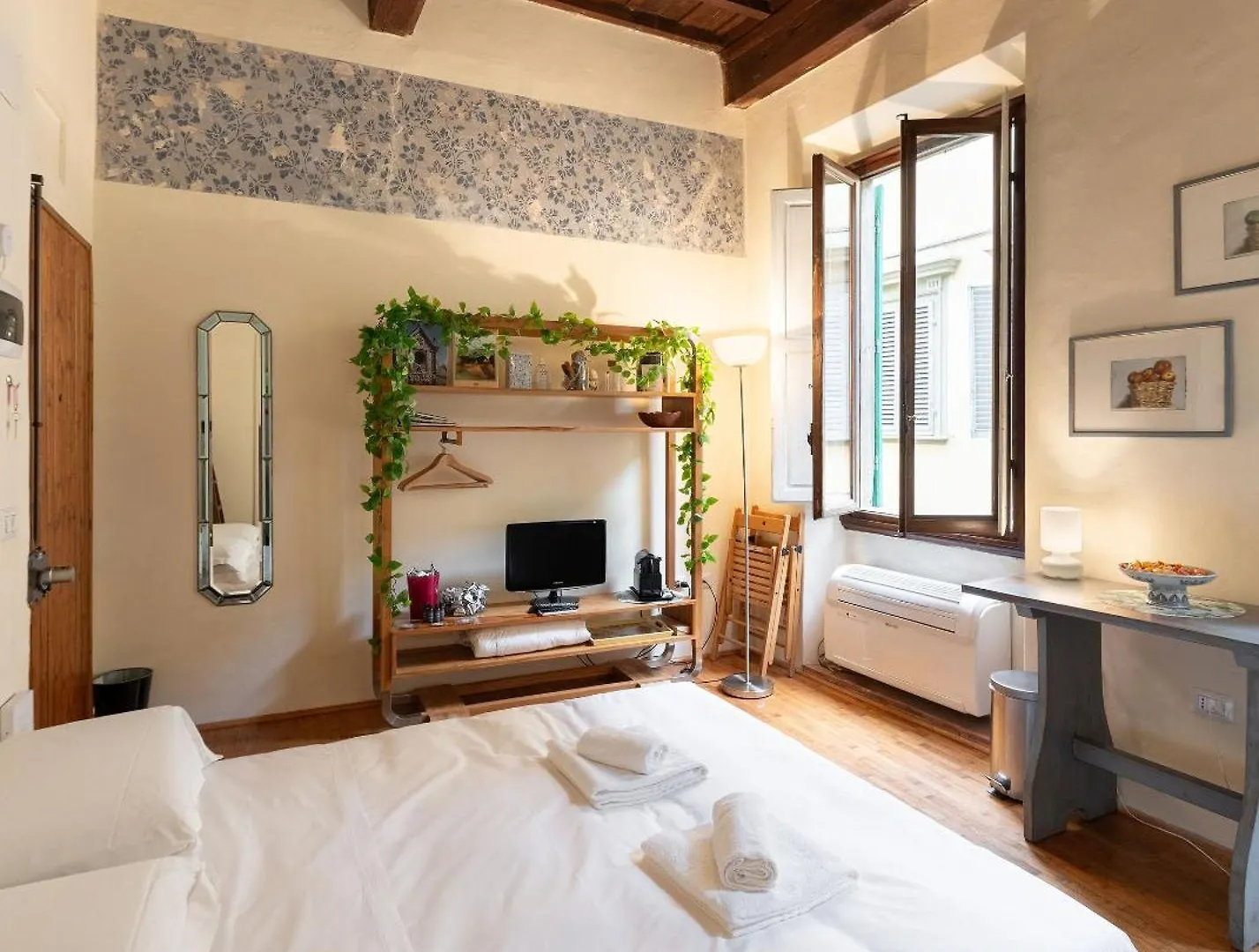 Via Benedetta, 13 - Florence Charming Apartments - Florentine Gem Steps From Station - Prime Spot!