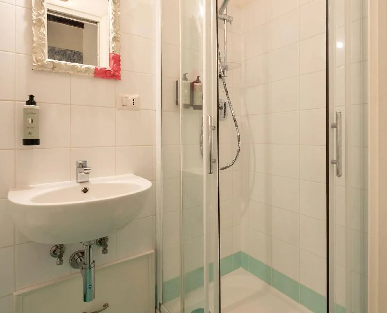Via Benedetta, 13 - Florence Charming Apartments - Florentine Gem Steps From Station - Prime Spot!