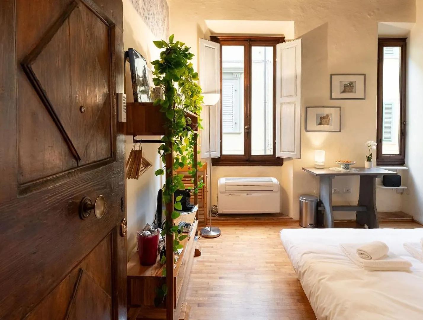 Via Benedetta, 13 - Florence Charming Apartments - Florentine Gem Steps From Station - Prime Spot! Italy