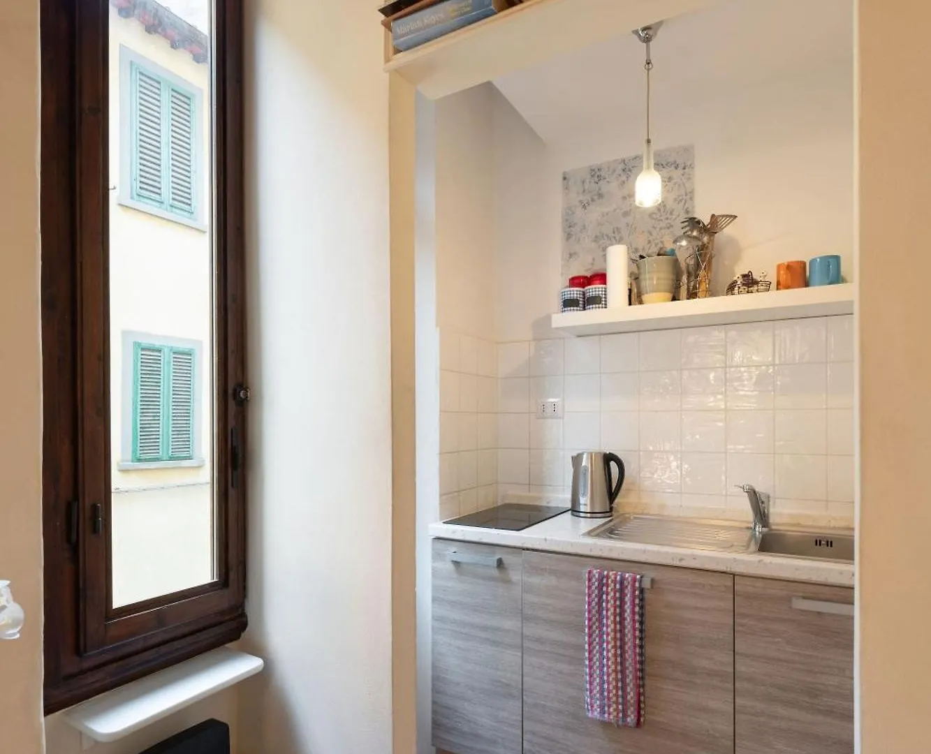 Via Benedetta, 13 - Florence Charming Apartments - Florentine Gem Steps From Station - Prime Spot!
