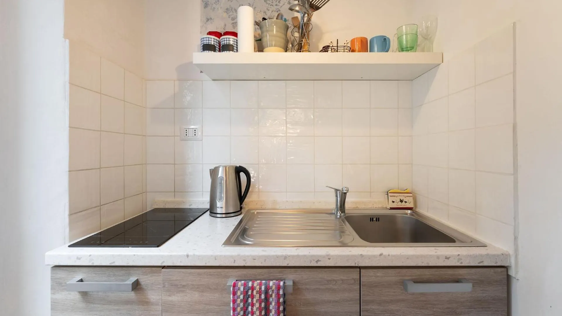 Via Benedetta, 13 - Florence Charming Apartments - Florentine Gem Steps From Station - Prime Spot! 0*,