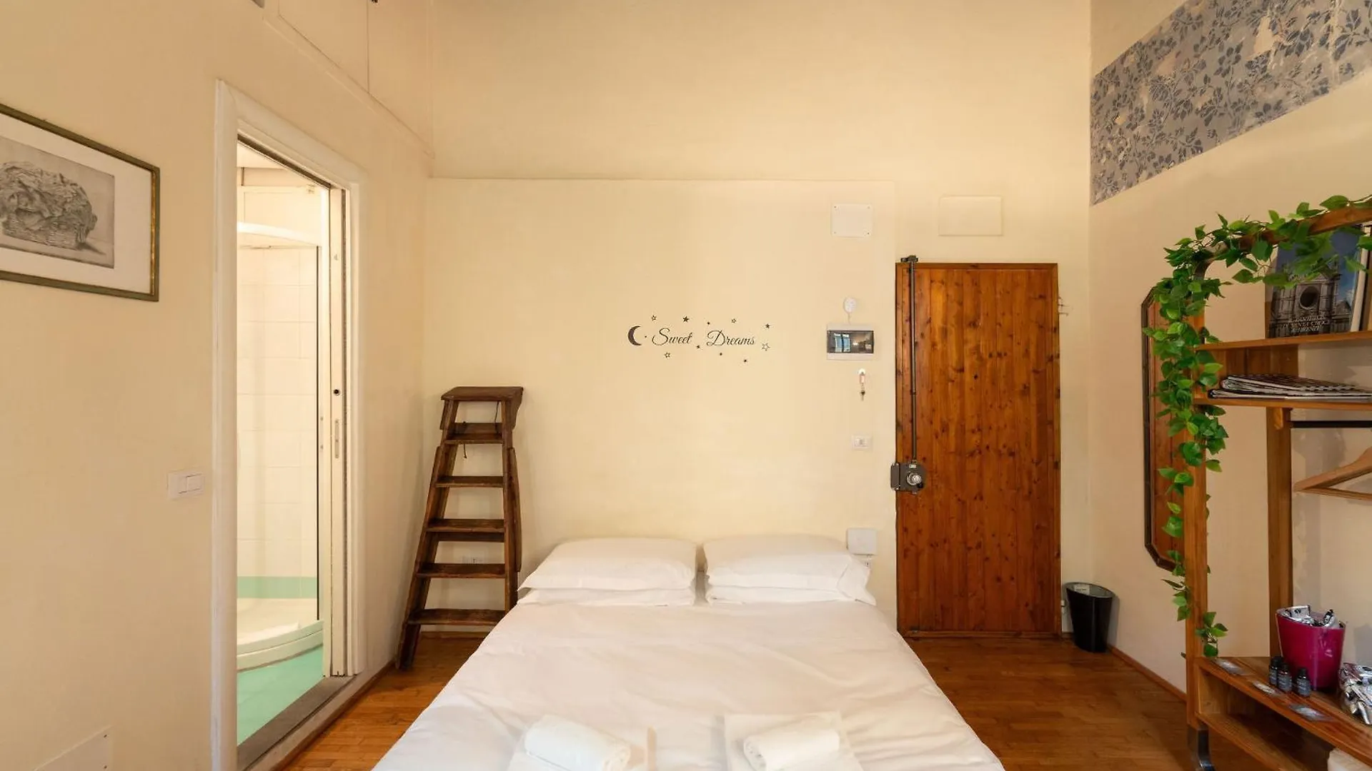Via Benedetta, 13 - Florence Charming Apartments - Florentine Gem Steps From Station - Prime Spot! Italy