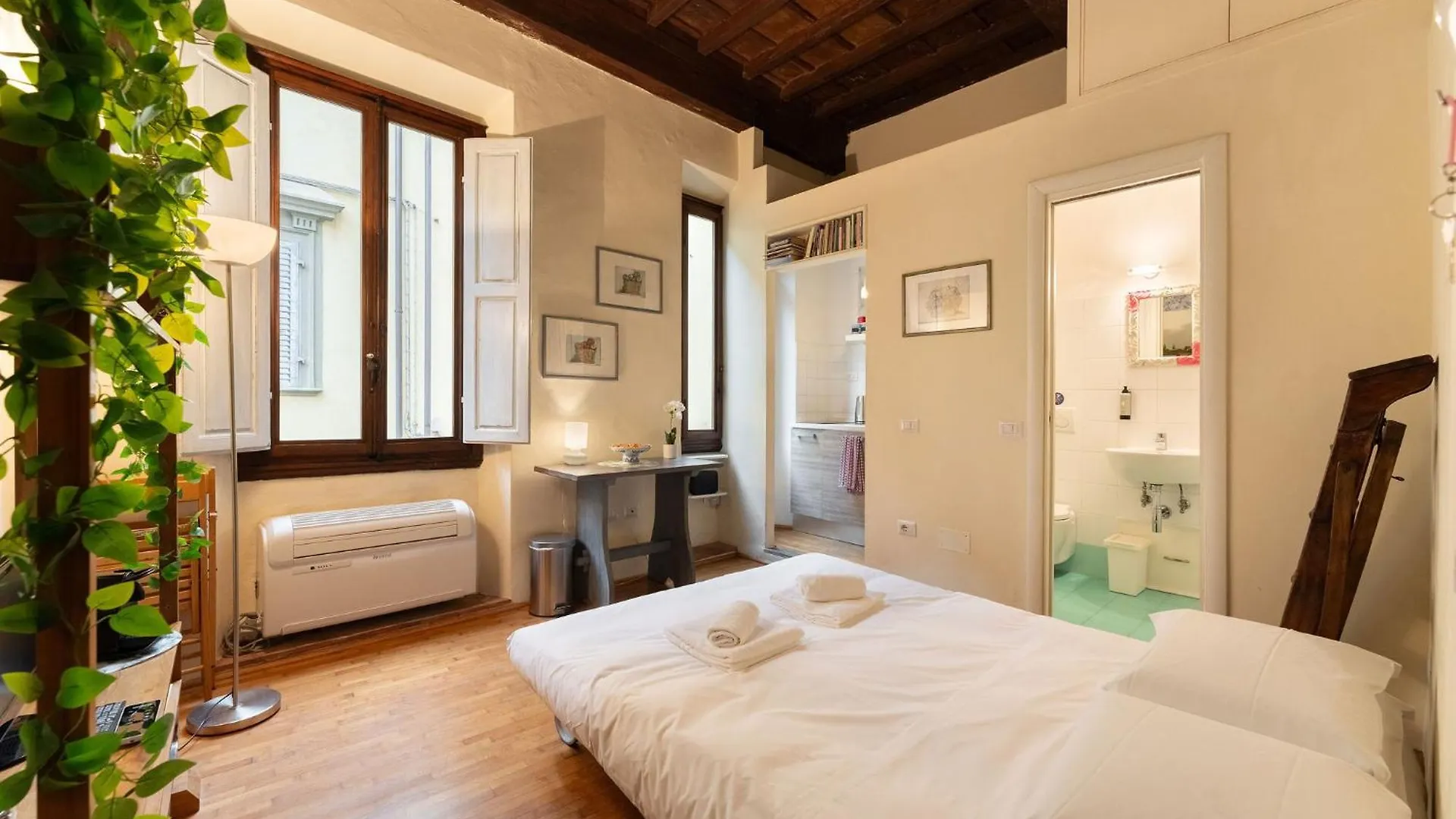 Via Benedetta, 13 - Florence Charming Apartments - Florentine Gem Steps From Station - Prime Spot!