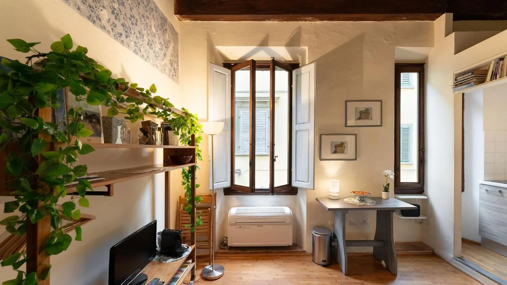 Via Benedetta, 13 - Florence Charming Apartments - Florentine Gem Steps From Station - Prime Spot! 0*,  Italy