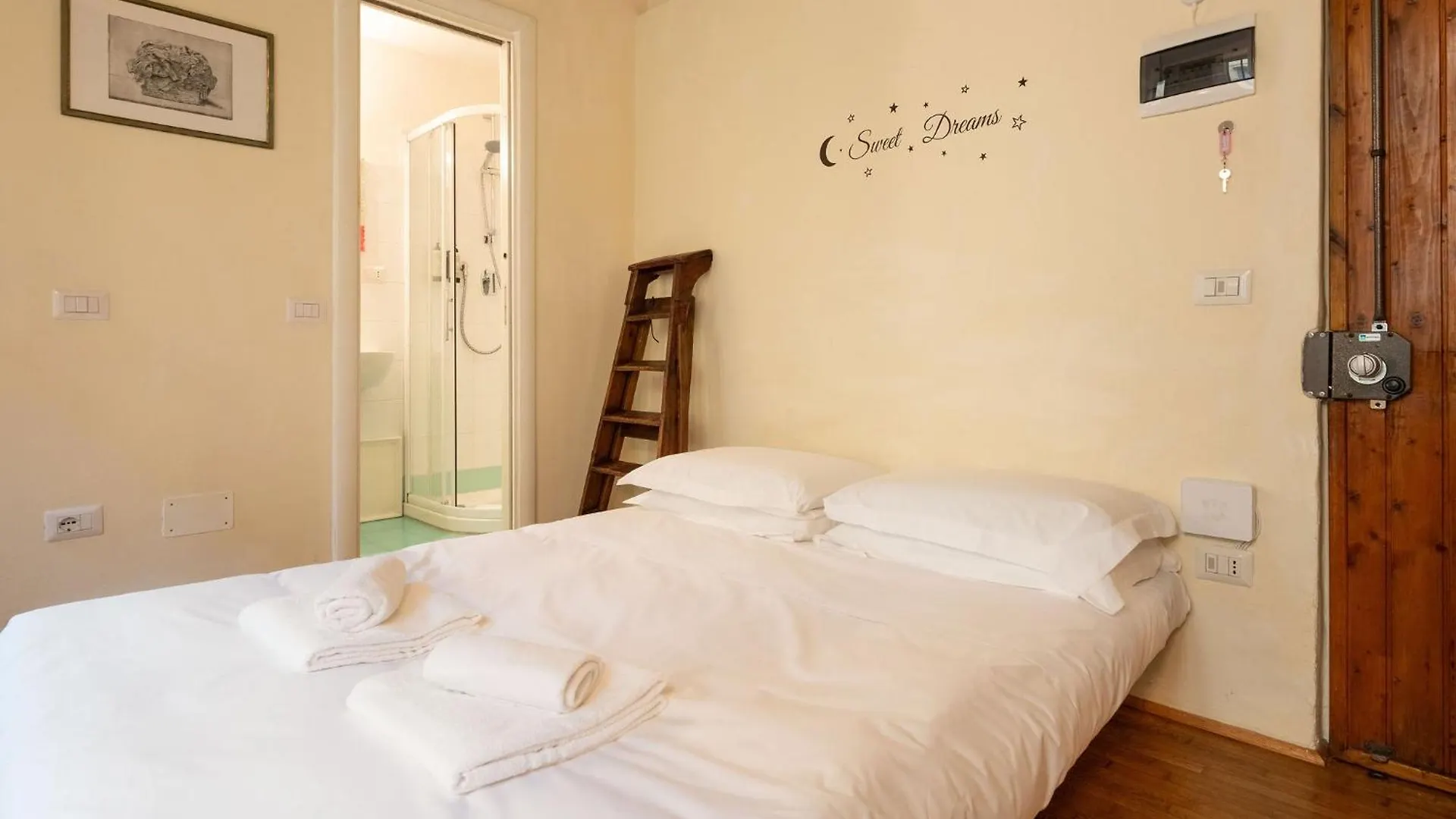 Via Benedetta, 13 - Florence Charming Apartments - Florentine Gem Steps From Station - Prime Spot!