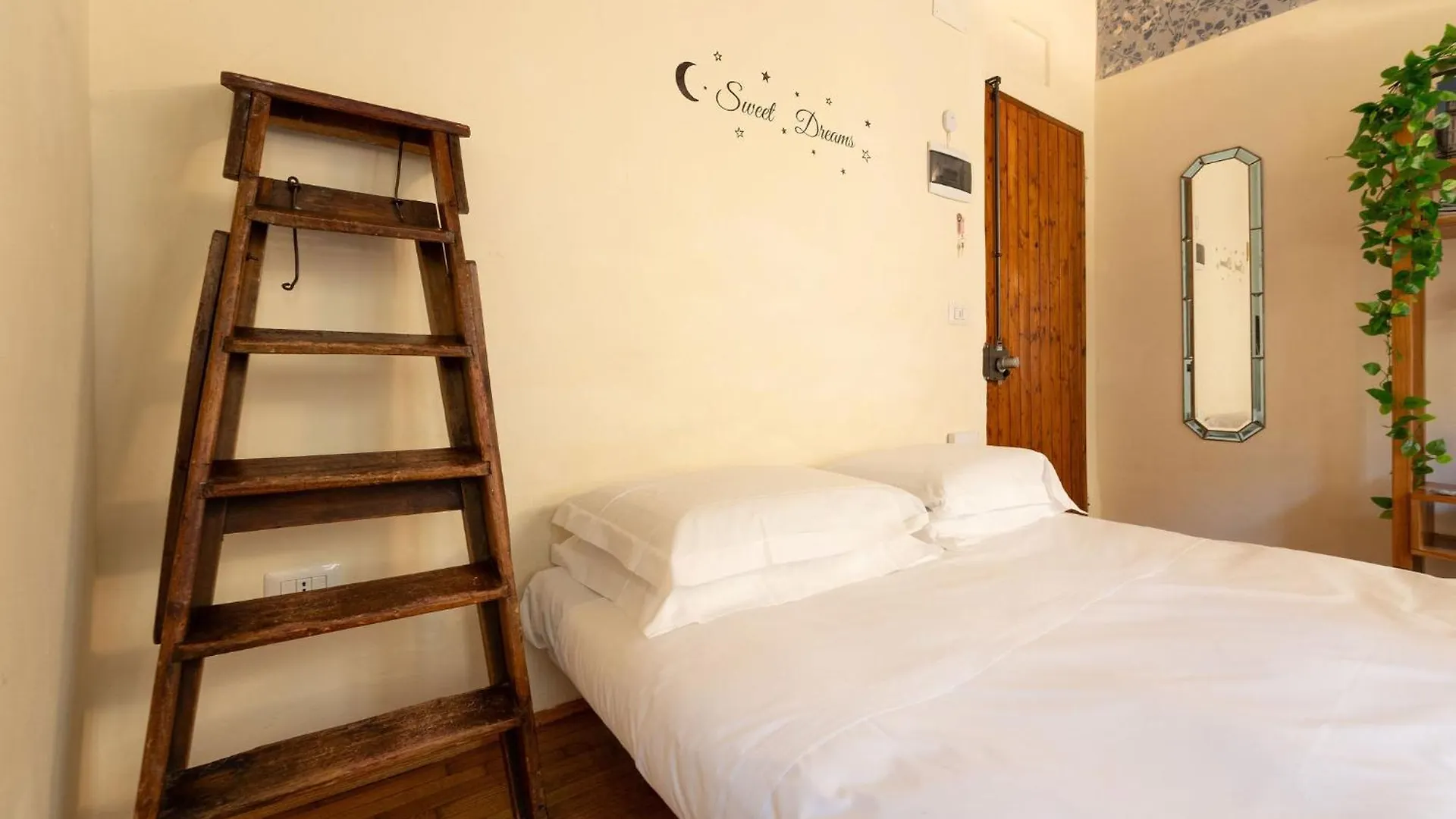 Via Benedetta, 13 - Florence Charming Apartments - Florentine Gem Steps From Station - Prime Spot! Italy
