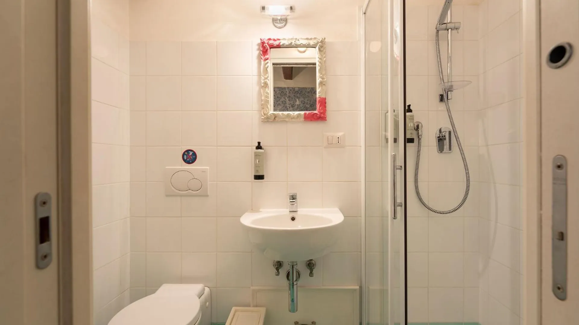 Via Benedetta, 13 - Florence Charming Apartments - Florentine Gem Steps From Station - Prime Spot! Italy