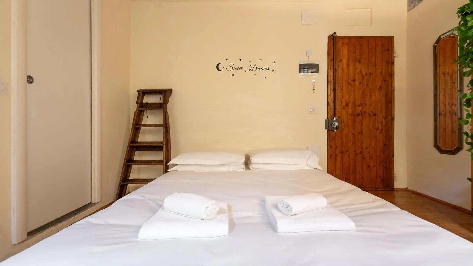 Via Benedetta, 13 - Florence Charming Apartments - Florentine Gem Steps From Station - Prime Spot!