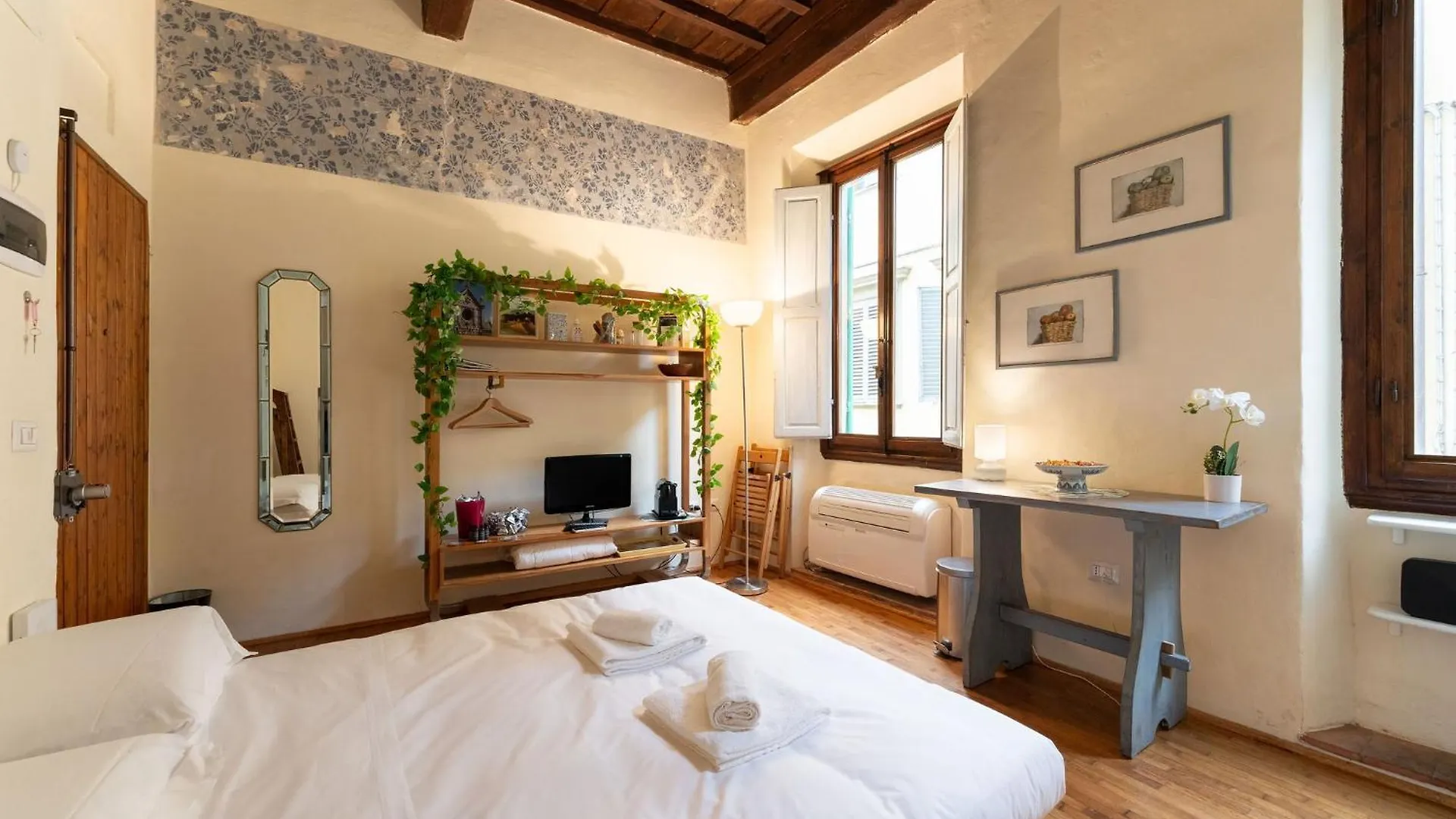 Via Benedetta, 13 - Florence Charming Apartments - Florentine Gem Steps From Station - Prime Spot! 0*,  Italy