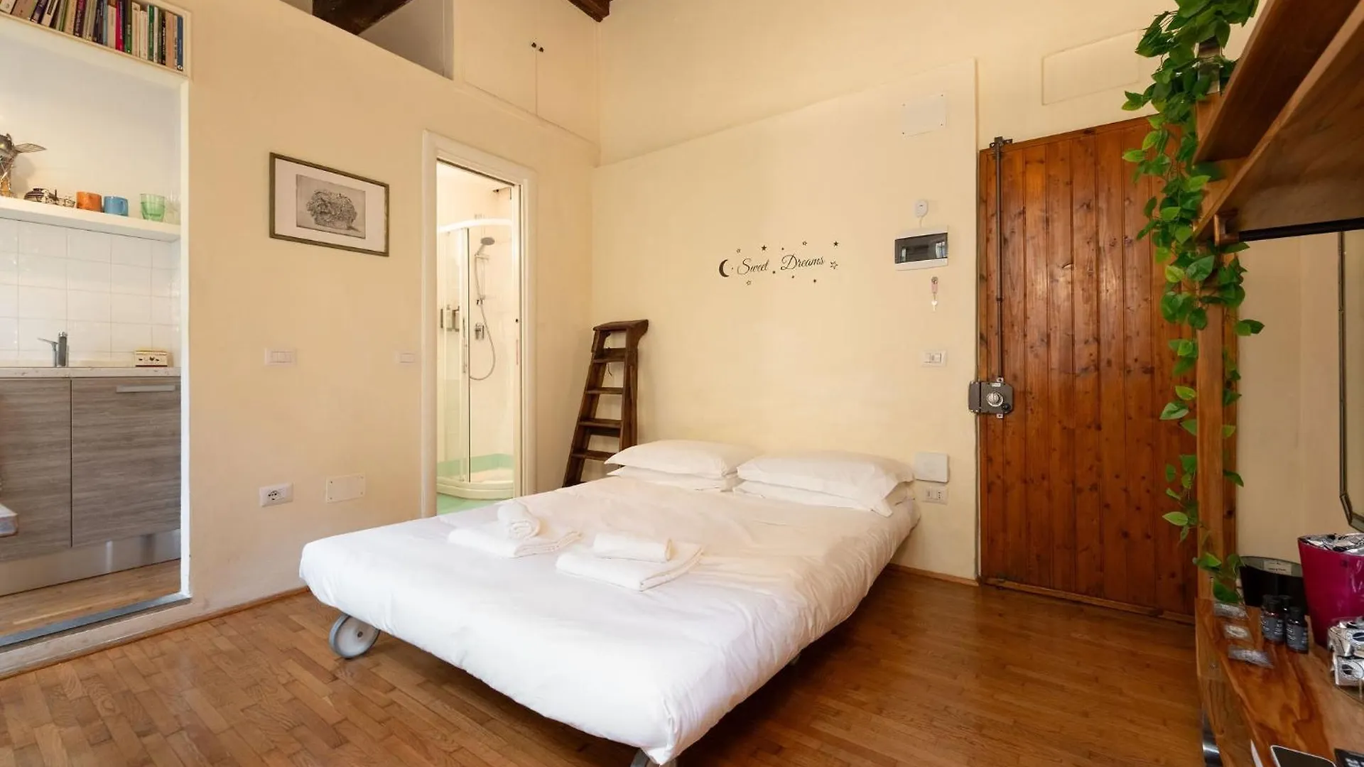 Via Benedetta, 13 - Florence Charming Apartments - Florentine Gem Steps From Station - Prime Spot!