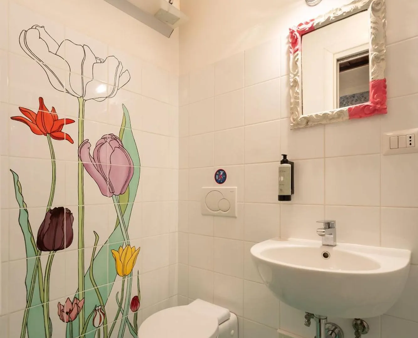 Via Benedetta, 13 - Florence Charming Apartments - Florentine Gem Steps From Station - Prime Spot! 0*,  Italy